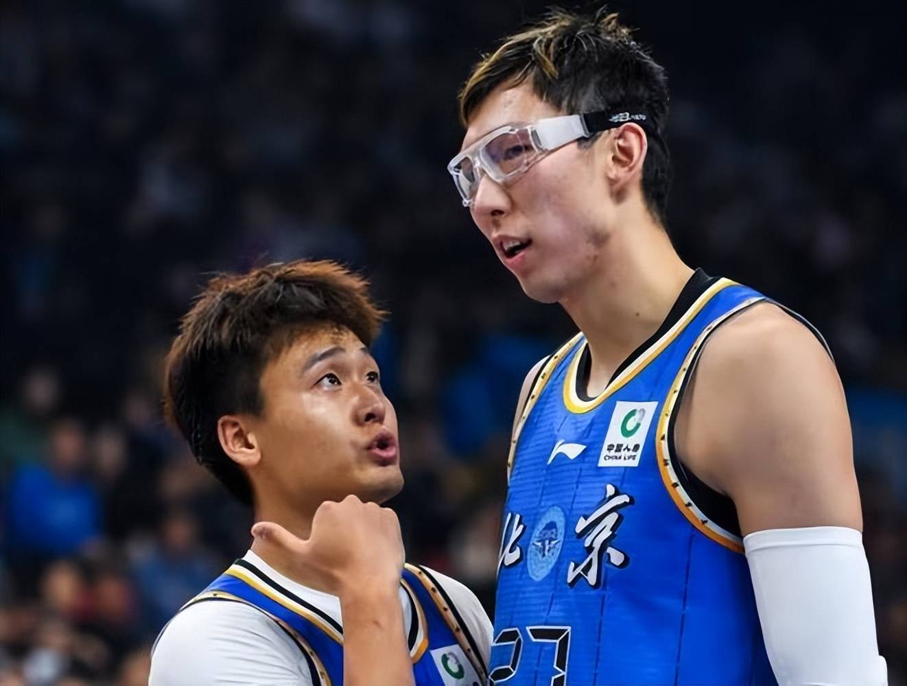 包含NBA季后赛集结日走向成谜，北京首钢再遭质疑，管理层满意，团队化学反应显著的词条