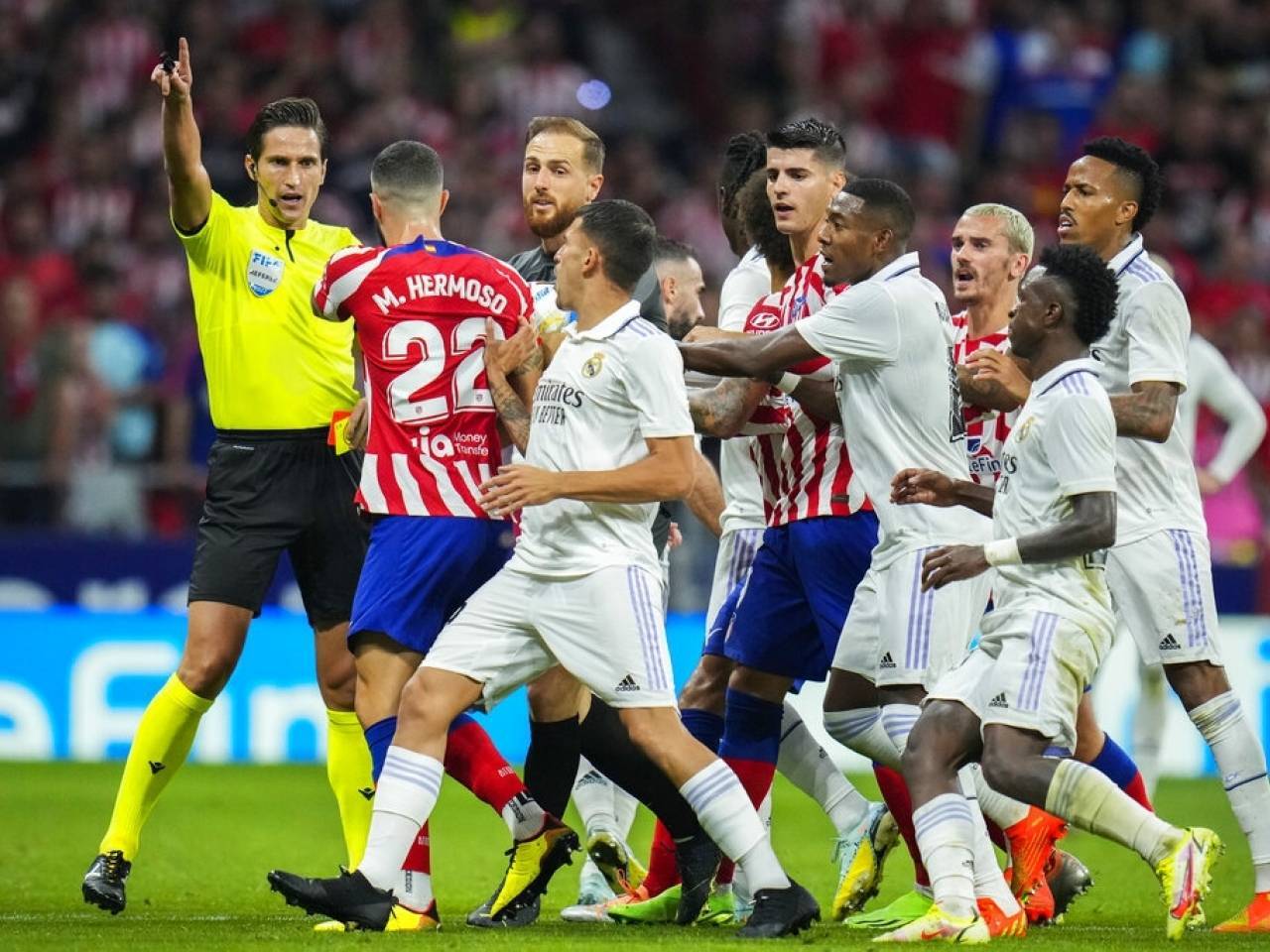 包含赛地聚焦——英超加时末段热度飙升，广州队豪取连胜，话题不断，数据趋势出现新变化的词条