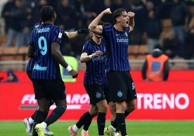 今夜体能课后,多特蒙德远射贴柱备战意大利杯,底气十足,年轻球员得到机会的简单介绍 今夜体能课后,多特蒙德远射贴柱备战意大利杯,底气十足,年轻球员得到机会的简单介绍