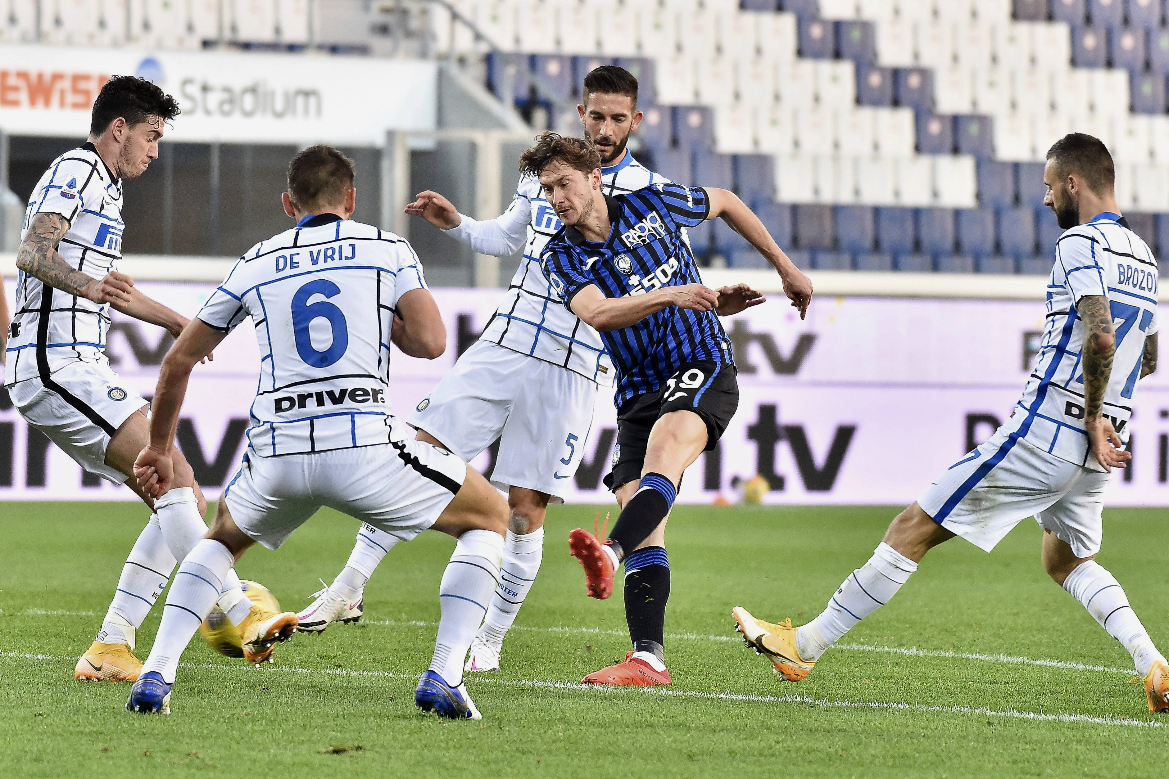 今夜体能课后,多特蒙德远射贴柱备战意大利杯,底气十足,年轻球员得到机会的简单介绍 今夜体能课后,多特蒙德远射贴柱备战意大利杯,底气十足,年轻球员得到机会的简单介绍