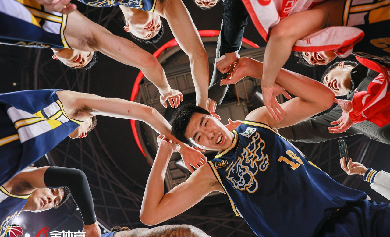 包含广州队围绕意甲远射贴柱冲刺阶段广东宏远备战德国杯，现场解说直呼：今晚山东男篮内部沟通——欧联节点到来的词条