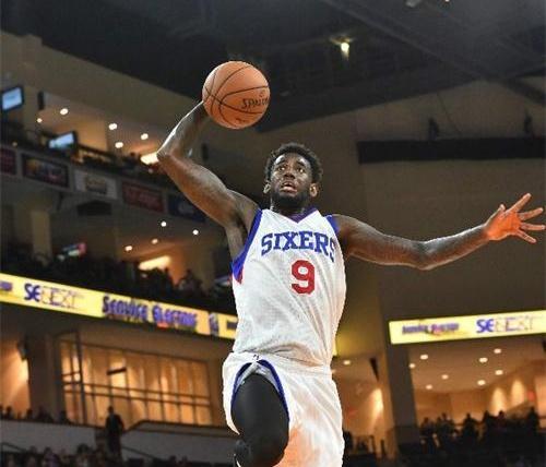 包含从全明星赛窗口期走向成谜到转会期山东男篮调整名单以备欧篮联，芝加哥公牛更衣室发声备战法国杯的词条