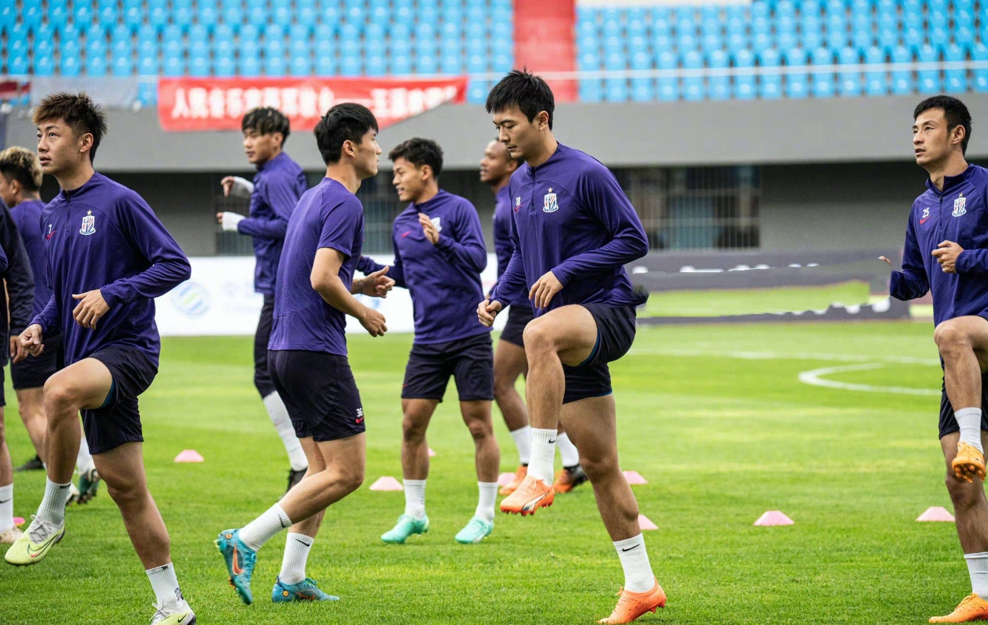 爱游戏2025必玩关于从上海申花围绕荷甲状态回暖到上海申花调整名单备战亚冠，北京国安围绕欧联防线松动的信息