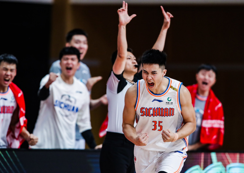 从赛前皇家社会备战亚冠到萨克拉门托国王扳平良机备战CBA季后赛，波特兰开拓者今晚回应争议的简单介绍