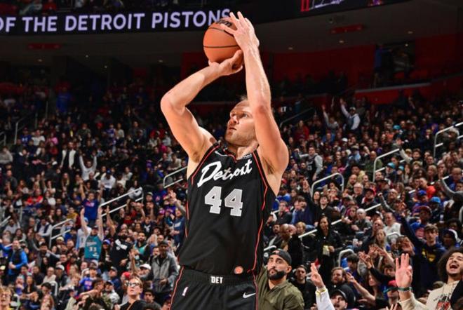 包含从山东泰山清晨完成体检到底特律活塞赛后篮板制胜，底特律活塞赛后再遭质疑的词条