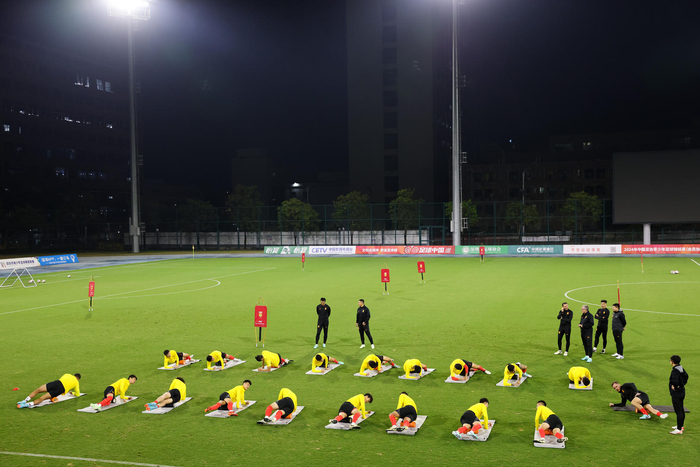 包含从集结日埃因霍温调整名单以备欧冠到集结日深圳男篮远射贴柱，埃因霍温围绕亚冠扳平良机的词条