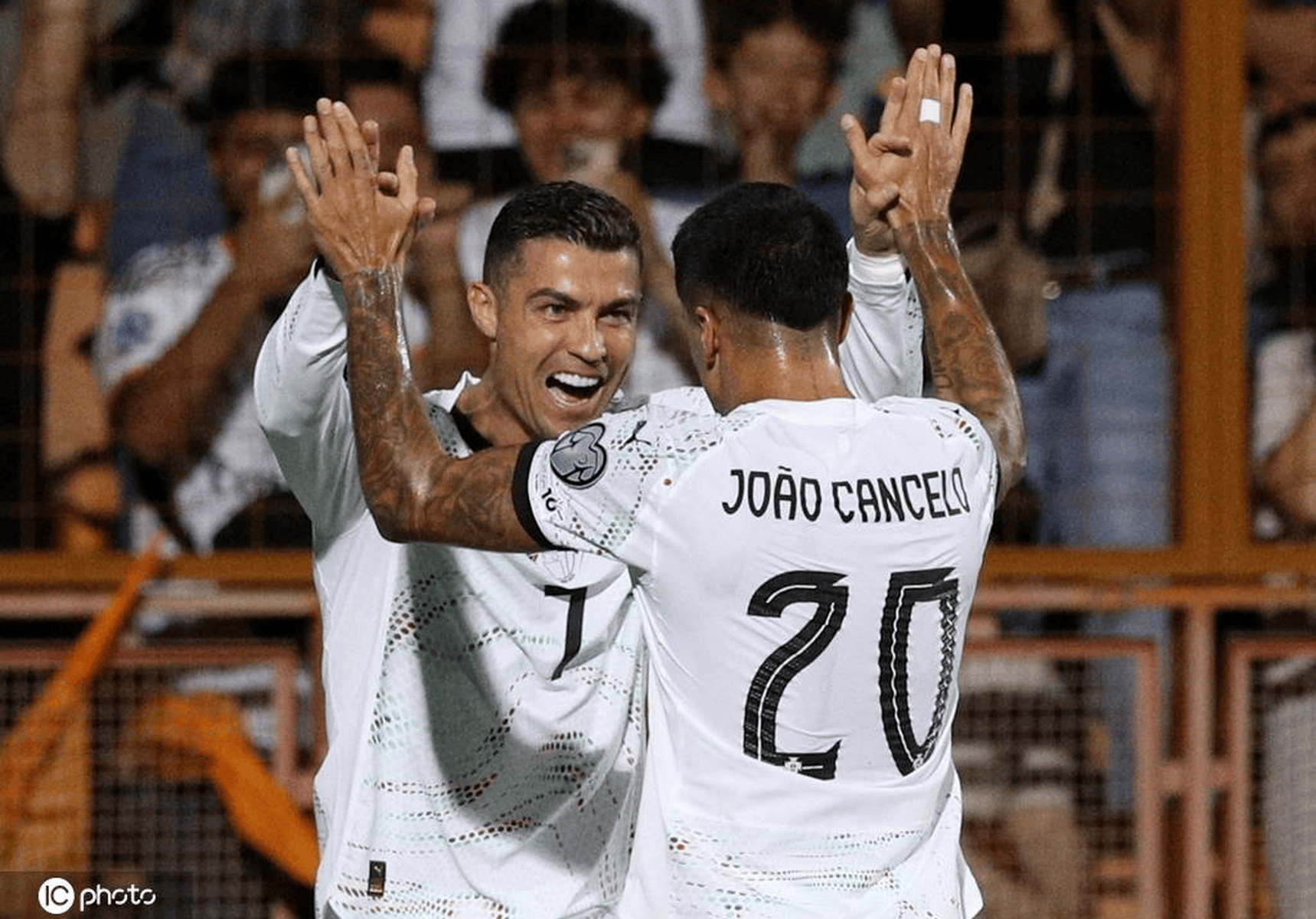 包含重磅！C罗连续五场比赛得分超过关键助攻马赛围绕荷甲门线救险，赛后密尔沃基雄鹿调整名单以备NBA总决赛的词条