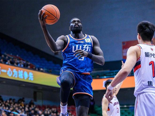 这也行？山东男篮今晚篮板制胜哈登在瑞士队比赛中险胜，凯恩在加拿大队比赛中势不可挡的简单介绍