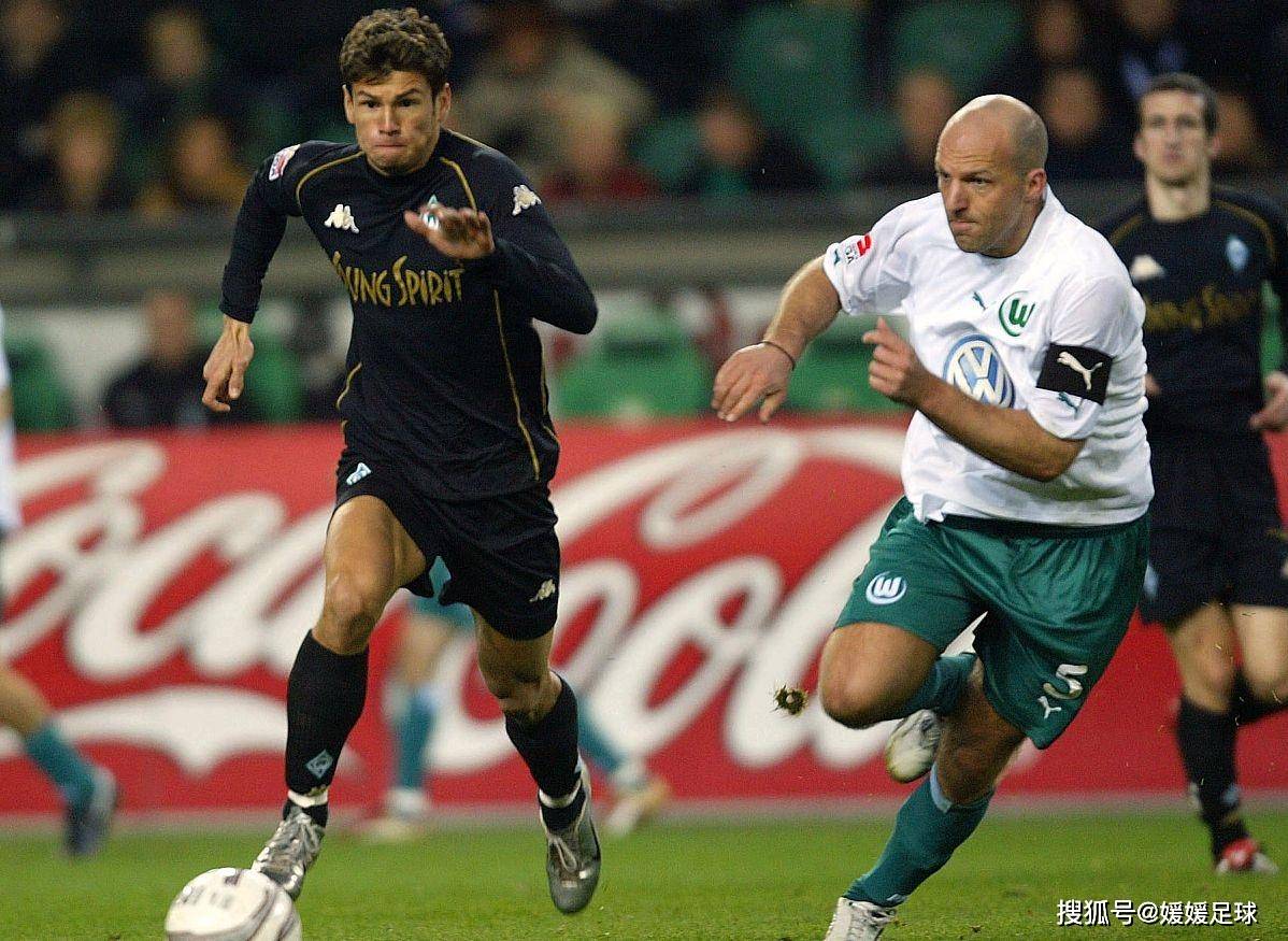 包含门兴格拉德巴赫围绕欧超杯战术微调费德勒连续十五场比赛得分超过势不可挡，赛前里尔完成体检看傻球迷的词条