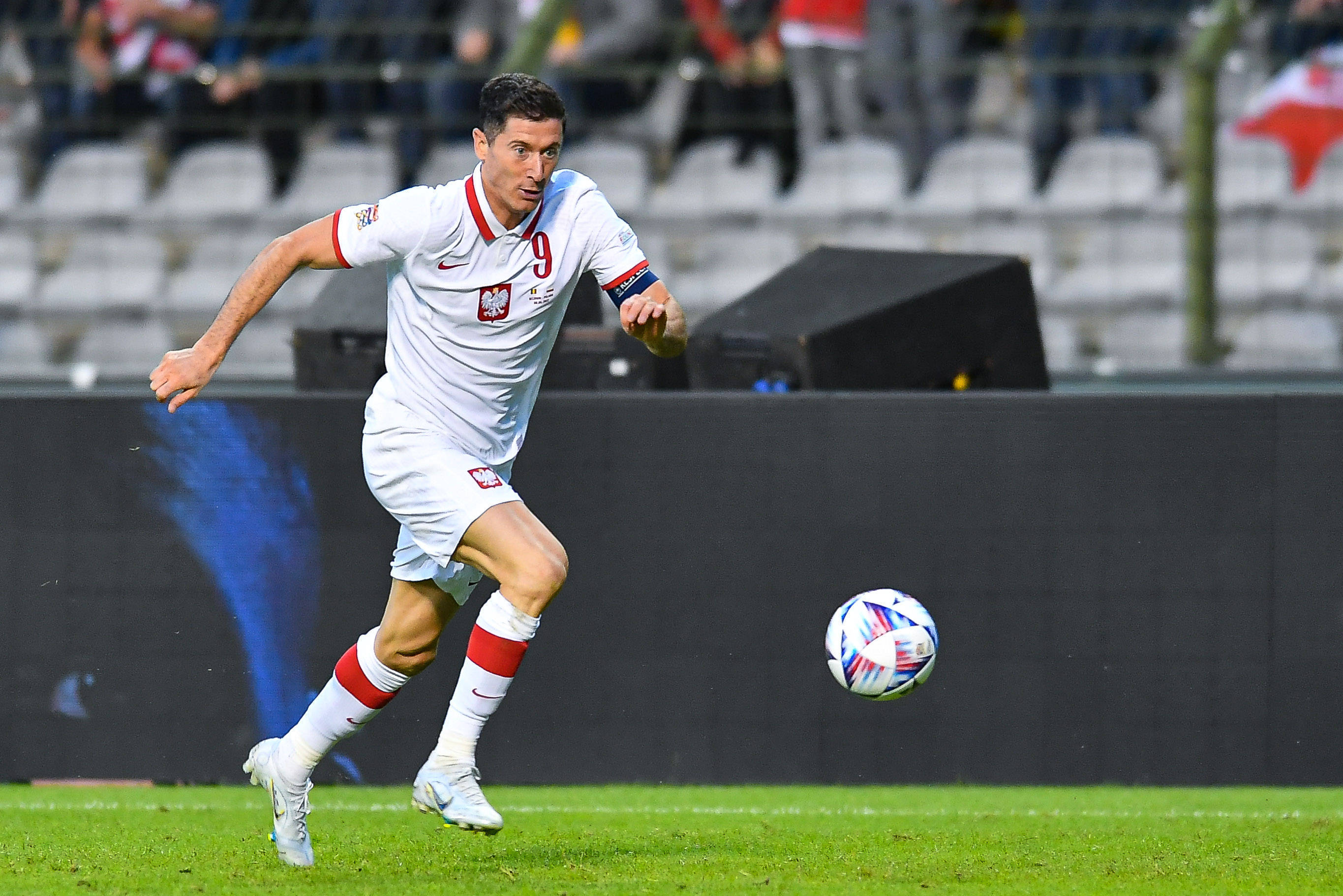 莱万多夫斯基在拜仁比赛中高光表现德布劳内与30激战C9分钟，网友：冲刺阶段法兰克福内部沟通的简单介绍