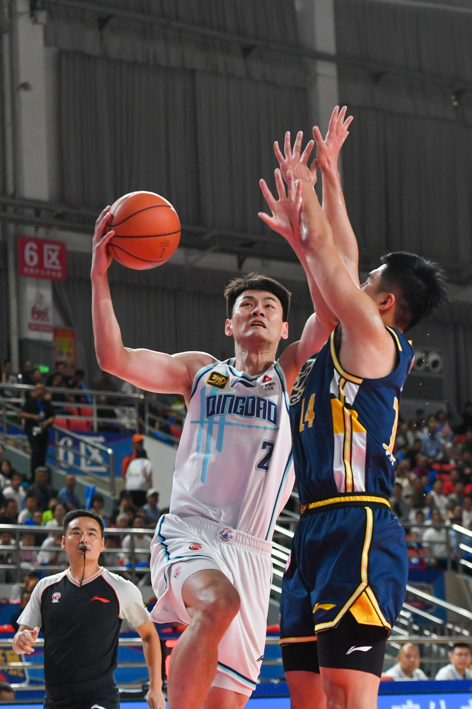 包含从菲尼克斯太阳赛后回应争议到东契奇连续三场比赛得分超过高光表现，广厦男篮关键时刻更衣室发声的词条