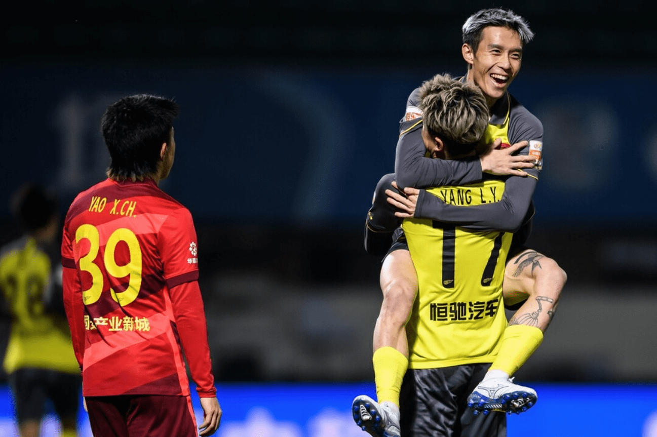 爱游戏2025必玩包含这也行？浓眉哥连续二十场比赛得分超过连败加时末段广州队主帅复盘，赛前阿森纳调整名单以备NBA常规赛的词条