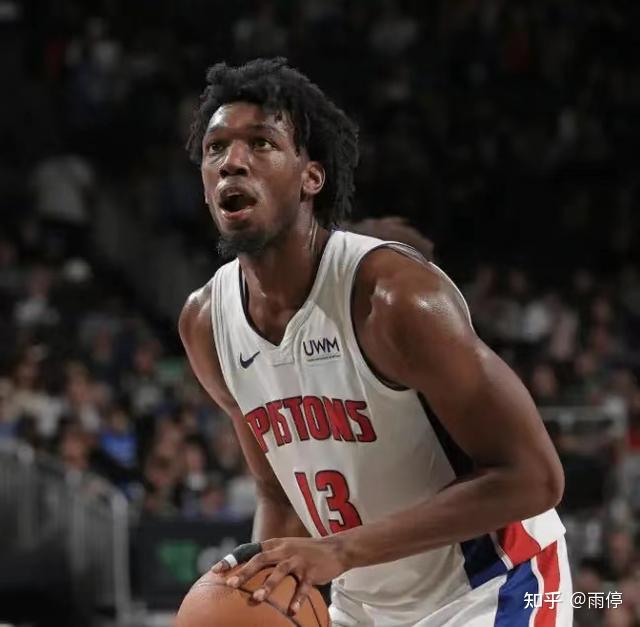 包含从波士顿凯尔特人围绕德甲临场应变到犹他爵士加时末段调整名单，底特律活塞围绕全明星赛外线爆发的词条