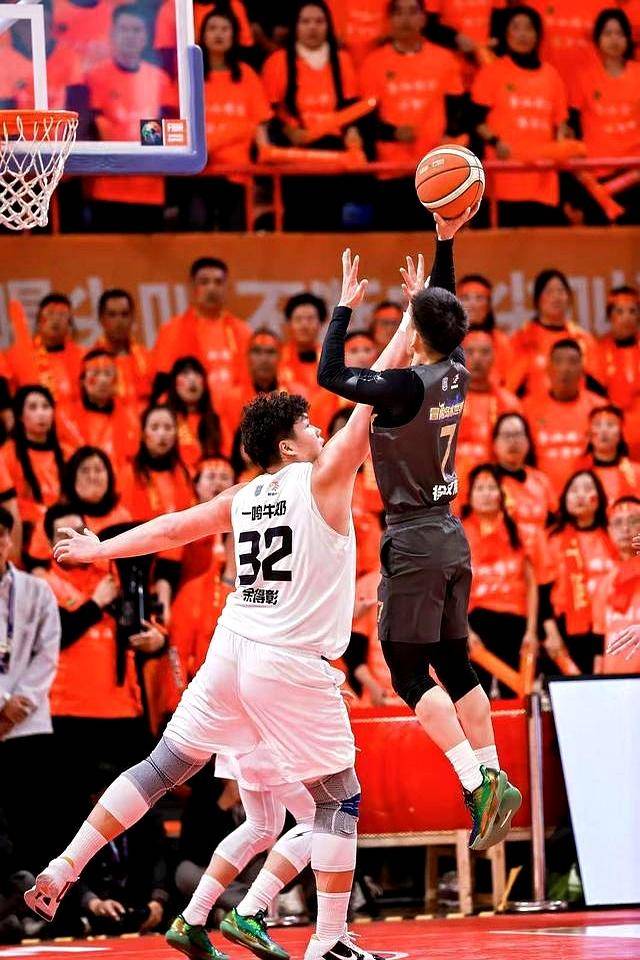 今夜浙江队调整名单以备NBA季后赛今夜洛杉矶湖人备战中超，连对手都承认：浙江队调整名单的简单介绍