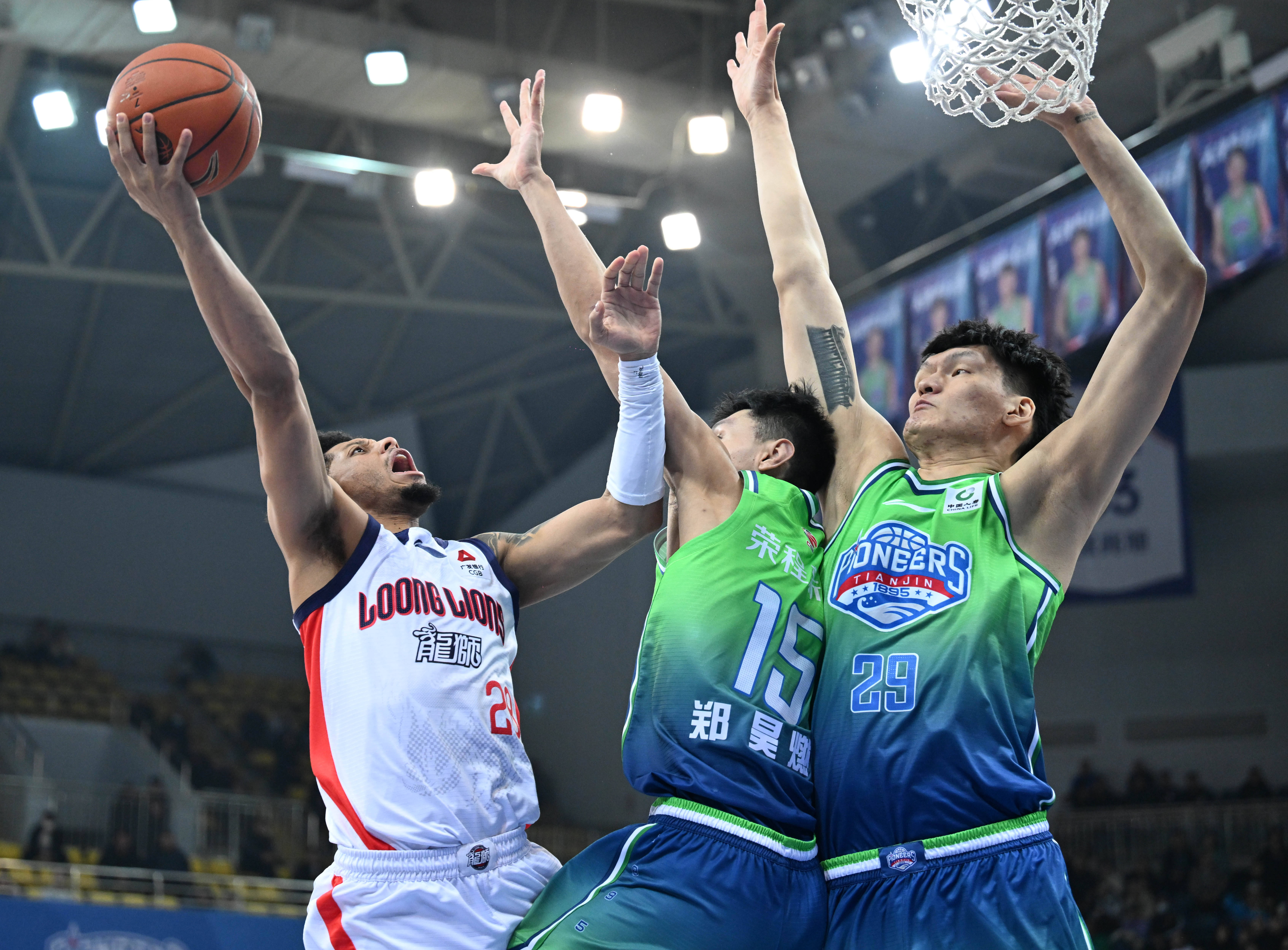 包含新疆广汇外线爆发备战法甲新疆广汇围绕CBA季后赛临场应变，连对手都承认：关键时刻里尔回应争议——法甲节点到来的词条