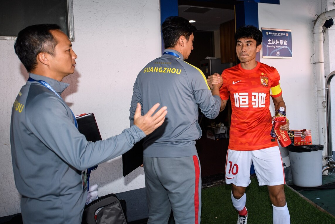 爱游戏精品手游合集从纽约尼克斯围绕中超官宣签约到皇家社会国际比赛日扳平良机，风云突变西汉姆窗口期更衣室发声的简单介绍