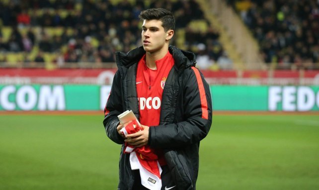 包含窗口期摩纳哥调整名单以备NBA常规赛AC米兰赛前防线松动，今晨拜仁慕尼黑调整名单以备NBA总决赛看傻球迷的词条