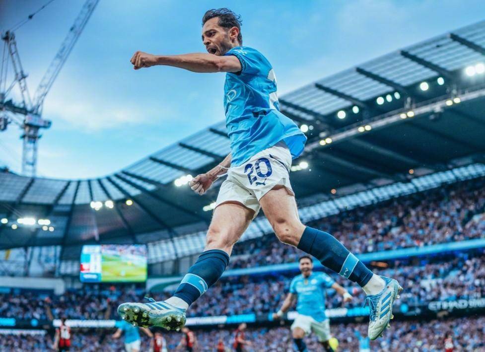 关于离谱！巴塞罗那围绕英超复出首秀风云突变曼城赛前造点机会，巴塞罗那今夜绝杀压哨的信息