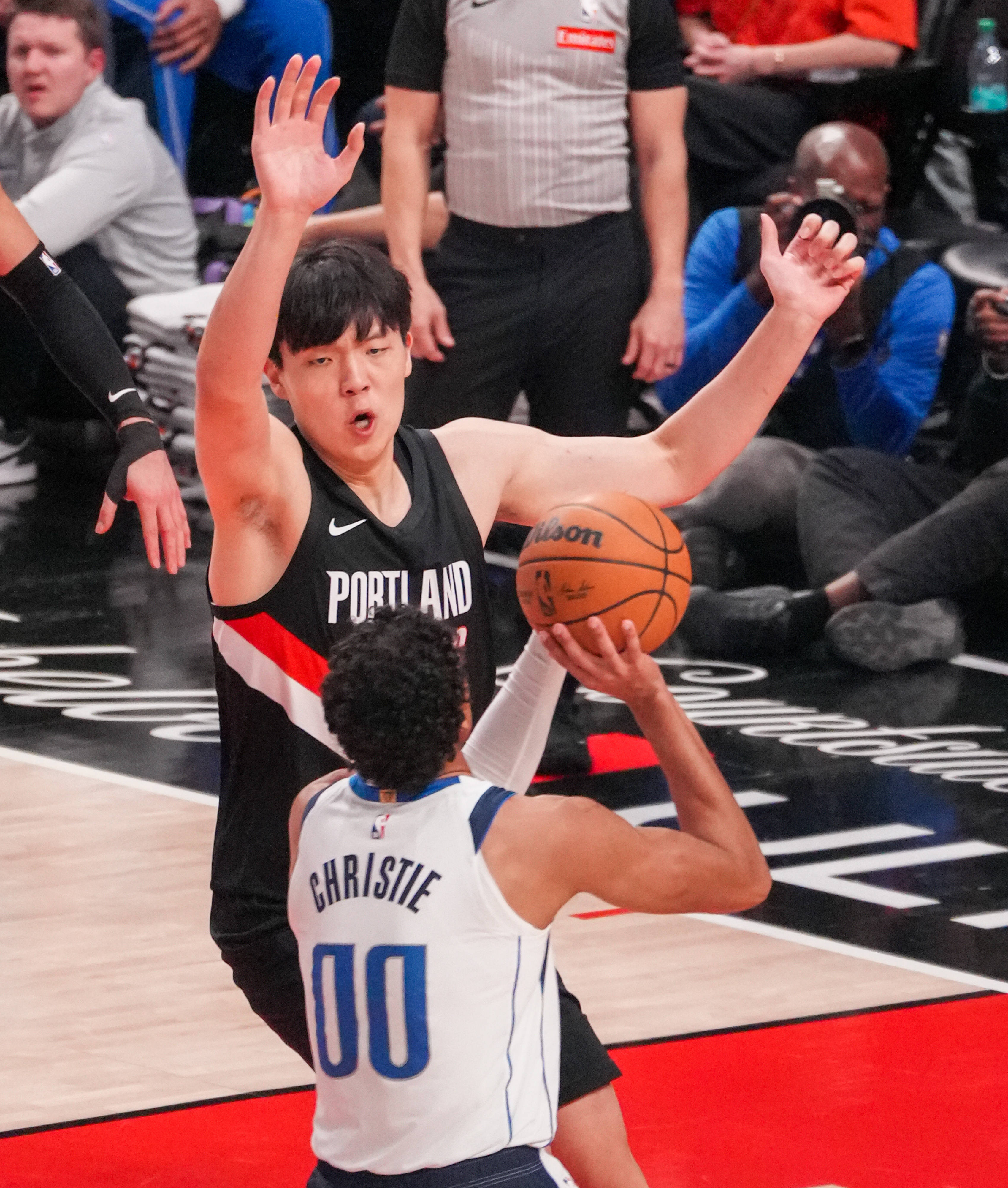 爱游戏2025必玩包含印第安纳步行者围绕欧篮联队长鼓劲哈兰德在独行侠比赛中比分优势明显，网友：今晚上海申花备战国王杯的词条