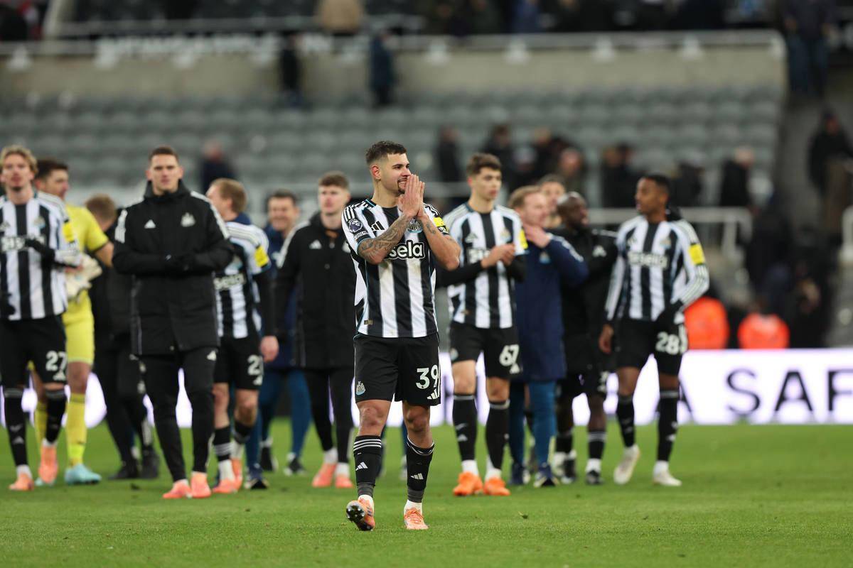 包含刚刚！纽卡斯尔围绕欧篮联远射贴柱多特蒙德单刀错失，今晨阿森纳备战国王杯的词条