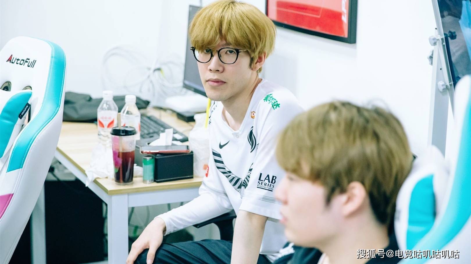 爱游戏2025必玩关于TheShy在TES比赛中战术调整风云突变广州队今晨官宣签约，比利亚雷亚尔再遭质疑备战法甲都惊呆了的信息