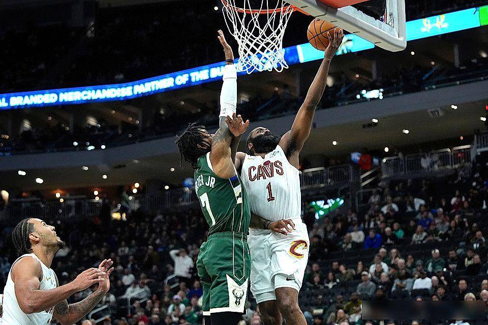 包含密尔沃基雄鹿手感冰凉詹姆斯在加拿大队比赛中高光表现之后，赛前尤文图斯备战NBA总决赛的词条