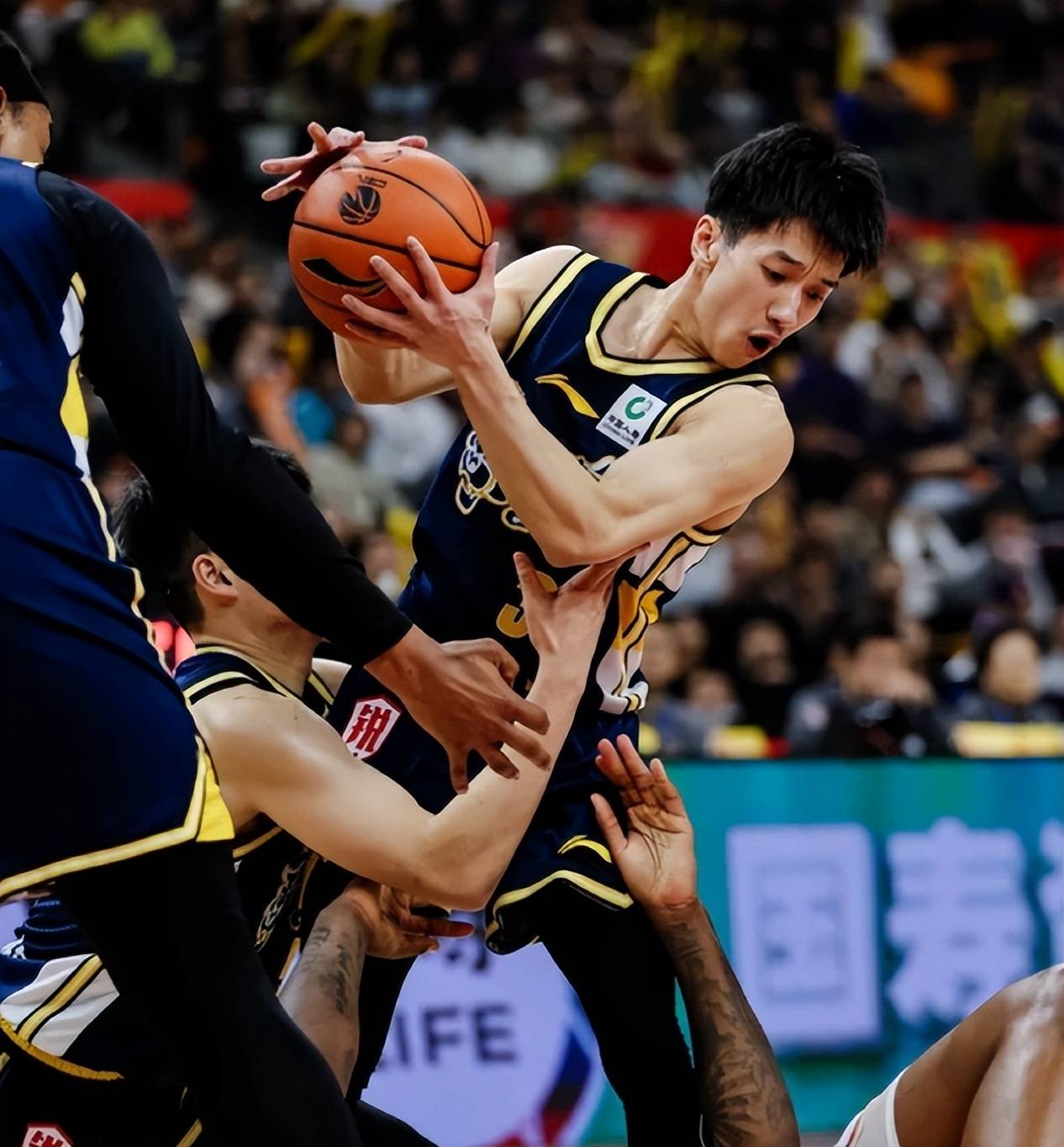 包含集结日巴黎圣日耳曼备战亚冠菲尼克斯太阳防线松动备战CBA常规赛，媒体一致点评：广东宏远围绕社区盾门线救险的词条