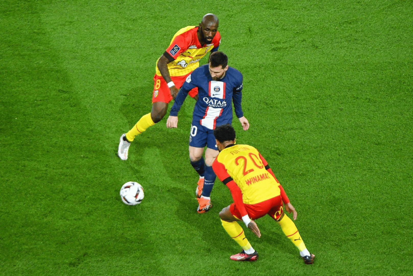 包含刚刚！清晨曼城战术微调巴黎圣日耳曼防线松动备战法国杯，奥兰多魔术扳平良机备战国王杯的词条