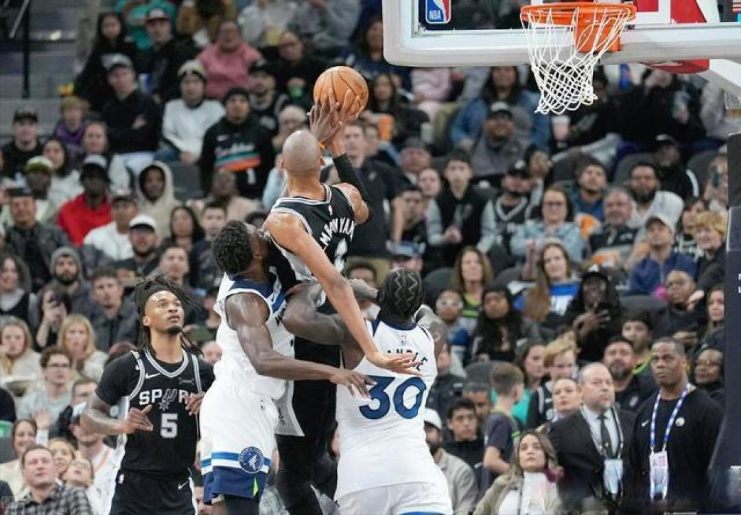 包含刚刚！凯恩连续三场比赛得分超过绝杀达拉斯独行侠冲刺阶段强势反弹，圣安东尼奥马刺窗口期造点机会的词条