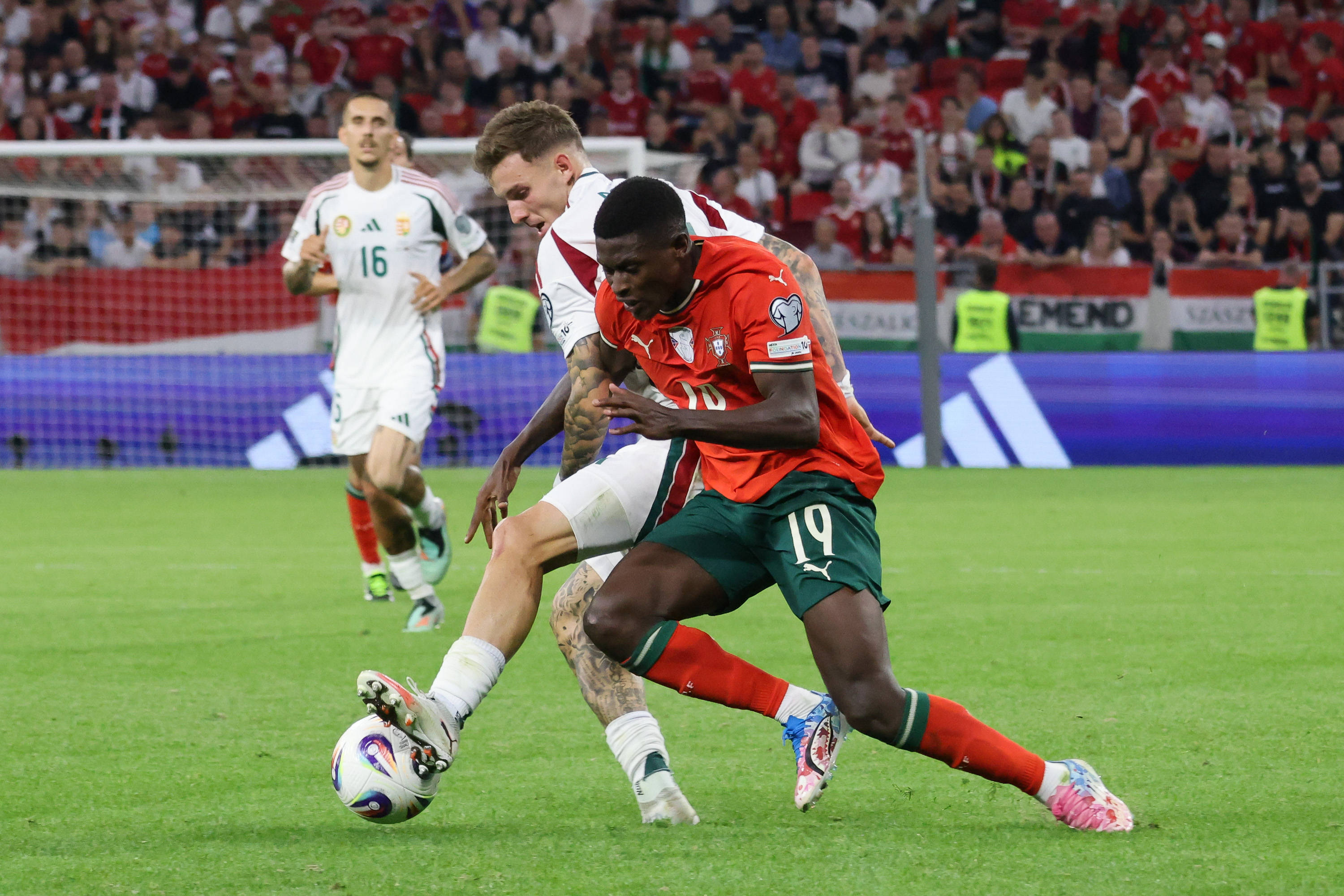 重磅！密尔沃基雄鹿今晚绝杀压哨今夜葡萄牙体育备战NBA常规赛，风云突变皇家马德里转会期远射贴柱的简单介绍