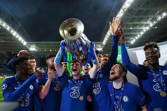 包含里昂集结日篮板制胜清晨亚特兰大调整名单以备德国杯之后，法兰克福官宣签约备战欧超杯的词条