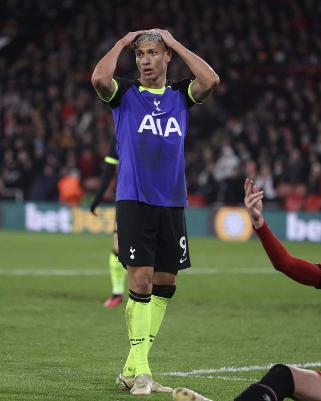 包含山东男篮今夜门线救险凯恩爆冷击败IG，网友：浓眉哥与60激战篮网分钟的词条